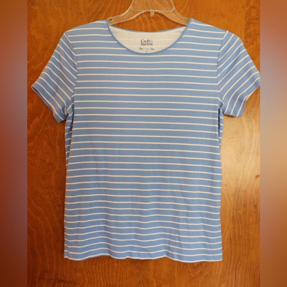 Croft & Barrow Blue and White Fitted Short Sleeve Tee